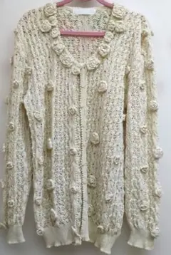 インゲボルグ　毛100%　立体花モチーフ付　カーディガン　キナリベージュ系のサムネイル