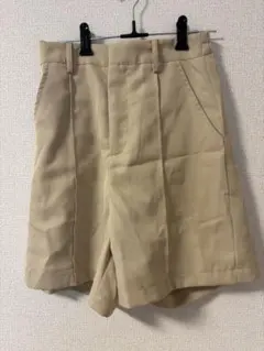 ベージュ ショートパンツ