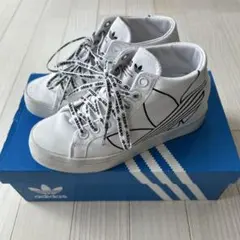 【出品3月31日まで】adidas ホワイト ハイカットスニーカー　23センチ