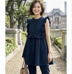 【週末限定セール中】フリルトリム ブラウス 大人かわいい ネイビー 36 美品のサムネイル