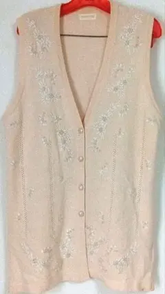 レディース専用　ベージュ色刺繍入りニットベスト