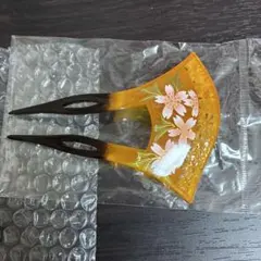 桜の花のオレンジと黒のかんざし