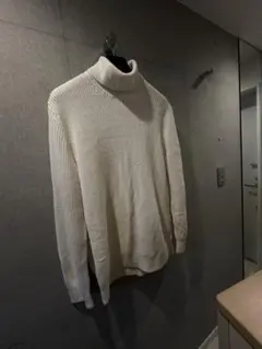 元モデルの引越し処分　ホワイトタートルネックセーター