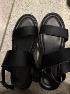 黒のワイドストラップサンダル