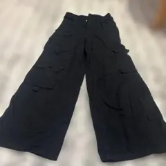 黒のカーゴパンツ 6ポケット