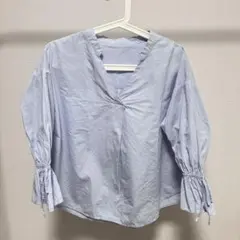 中古 GU ジーユー　長袖ブラウス ライトブルー Vネック　プルオーバー　シャツ