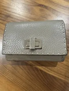 FENDI 二つ折り財布 グレー レザー　ピーカブー