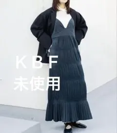 未使用　KBF マジョリカプリーツキャミワンピース　チャコール