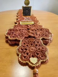 花モチーフのテーブルランナー