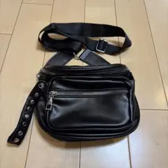 黒い合成皮革ショルダーバッグ