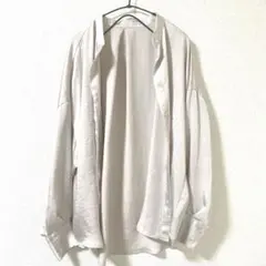 極美品　INNOWAVE 長袖シャツ 光沢感 ベージュ系のサムネイル