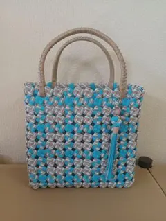 青とベージュのかごバッグ