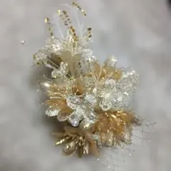ゴールドのコサージュ
