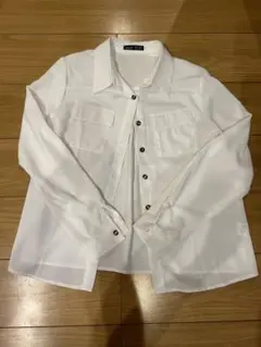 カジュアル白シャツ　美品　ほぼ新品