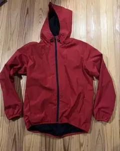 赤いマウンテンパーカー