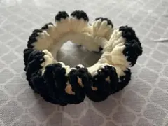 手編み白黒フリルシュシュ