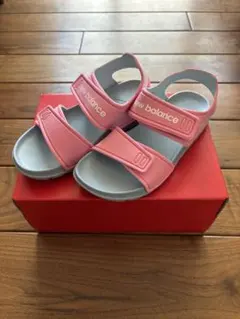 new balance ピンク サンダル　19cm