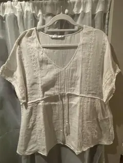 ホワイトVネックシャツ 半袖 刺繍入りのサムネイル