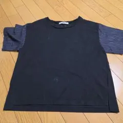 黒とストライプ袖のTシャツ150