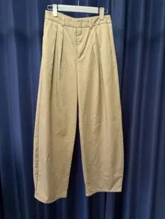 GU ベージュ チノバレルレッグタックパンツ Sサイズ