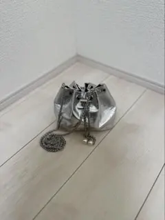 メタリックシルバー 巾着型ショルダーバッグ
