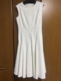 新品タグ付き‼️【エポカEPOCA】ノースリーブ ひざ丈ワンピース ホワイト 新品タグ付き‼️【エポカEPOCA】ノースリーブ ひざ丈ワンピース