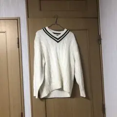 ホワイト Vネック ケーブル編みセーター