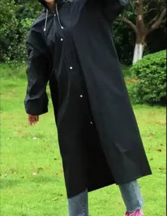 黒いフード付きレインコート