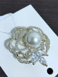 花形パールクリスタルブローチ　卒園式　卒業式　入学式　立体的　ワンポイント