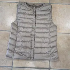 ユニクロ　ウルトラライトダウンベスト　色ベージュ サイズS