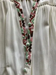 ペ*ン様 刺繍入りホワイト半袖チュニックのサムネイル