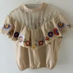 西野カナ着用　Lily Brown 刺繍フリルトップス ベージュのサムネイル