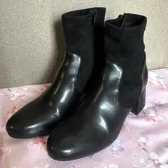 BEAMS 黒のレザーとスエードのアンクルブーツ