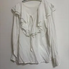 ホワイトフリルブラウス