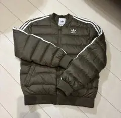 adidas オリーブグリーンのダウンジャケット、3本ライン。定価19,800円