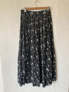 美品　アズール　黒地花柄プリーツロングスカートのサムネイル