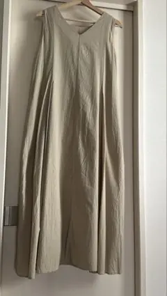 ベージュ ノースリーブ ロングフレアワンピース　AZUL