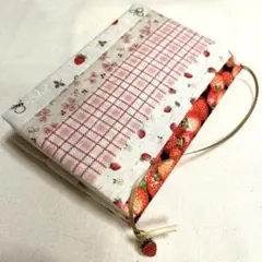 ブックカバー ハンドメイド 【文庫本】木綿 パッチワーク　いちごB柄