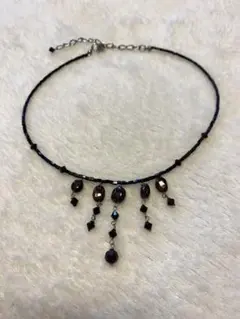 エレガントな黒いダングルネックレス