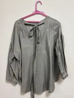 styling/ カーキー　リボン付きシャツのサムネイル