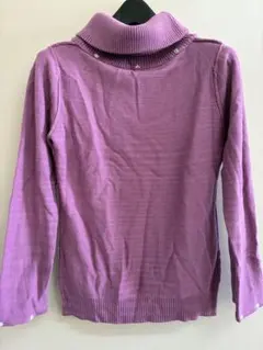 レディース　タートルネック　セーター　襟元と袖口にボタンのアクセント　パープル