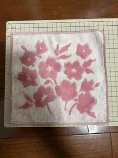 花柄ピンクホワイトハンカチ　綿100%