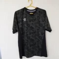 umbro 迷彩柄 サッカー練習用Tシャツ & ブラックショーツ セット