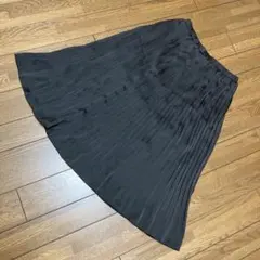 GU ジーユー　サテン調ブラックプリーツスカート