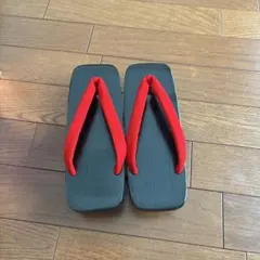 黒と赤の伝統的な木製下駄