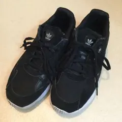 adidas スニーカー ファルコン 黒×白 ユニセックス