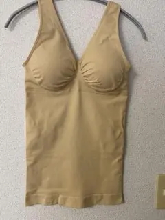 エアリーオンブラキャミベージュ　カップ付タンクトップ　ボディシェイパー