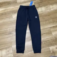 新品　adidas オリジナルス　ブラック スウェットパンツ　150