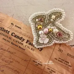 イニシャルブローチ 「K」 ホワイト×ピンク ハンドメイド ビーズ刺繍 パール