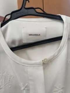 MIDIUMISOLID 刺繍入りホワイト長袖シャツのサムネイル